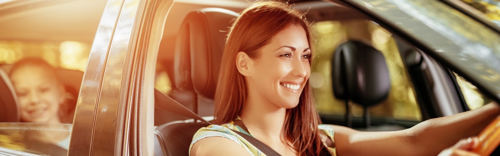 hombre conoce los beneficios seguro de vehiculo
