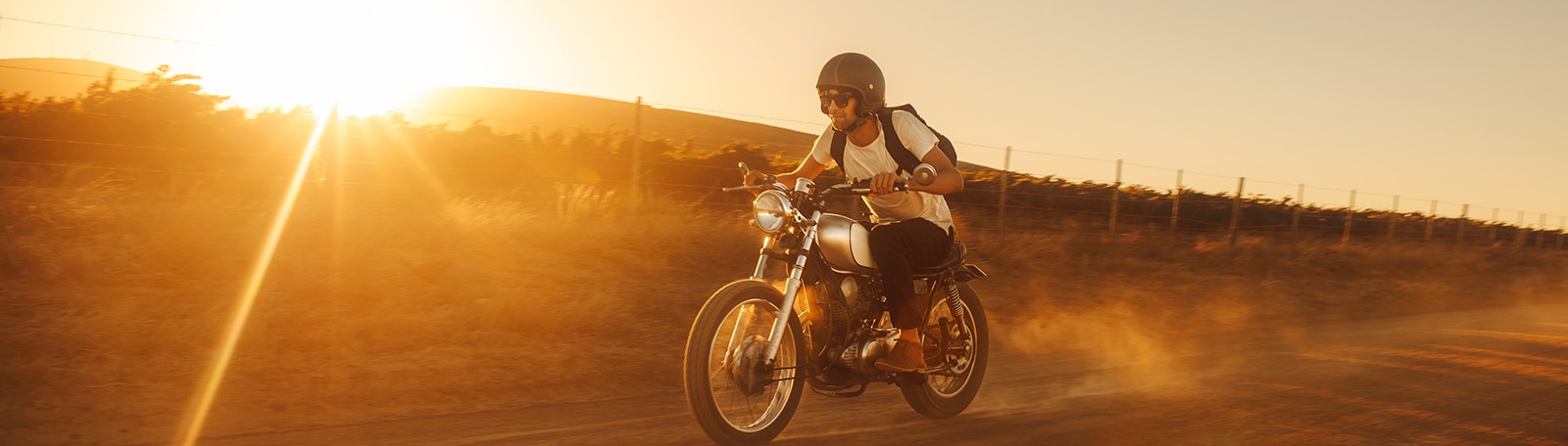 hombre buscando prestamo moto