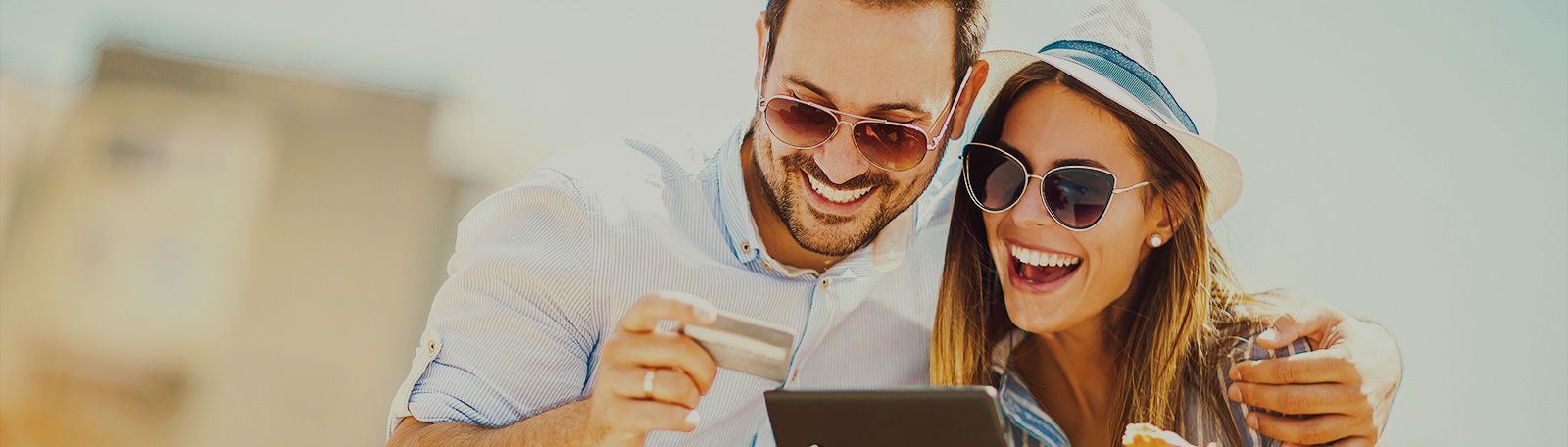 pareja con tarjeta visa clasica