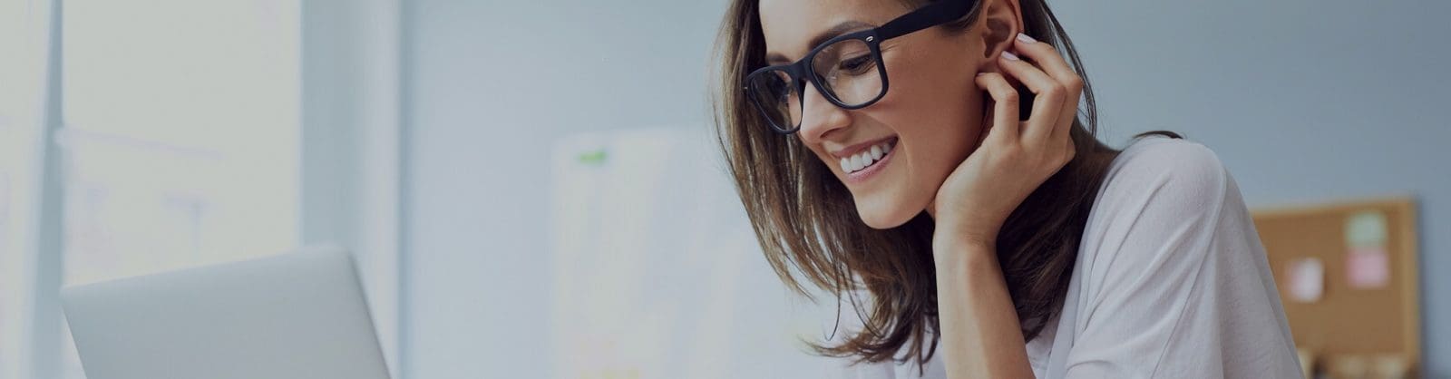hombre feliz con fondo de inversión