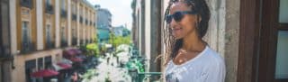 mujer con prestamos premium