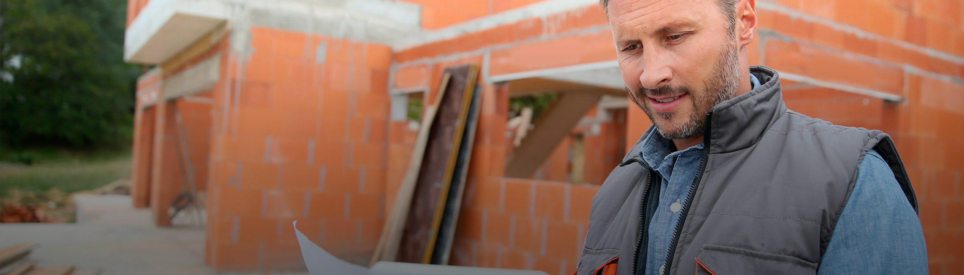 hombre con crédito para construcción de vivienda