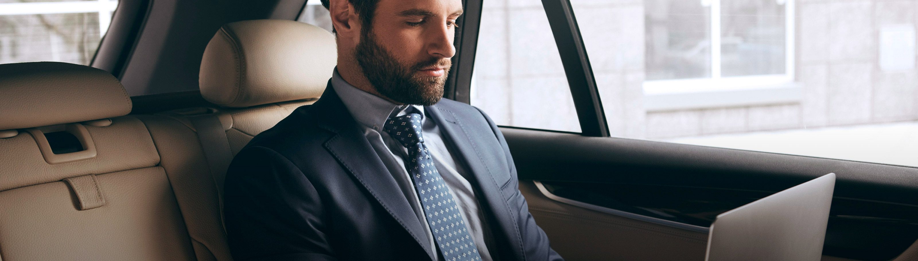 hombre conoce los beneficios seguro de vehiculo