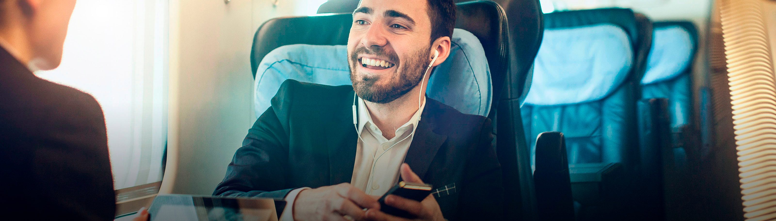 hombre con tarjeta visa lifemiles platinum elite