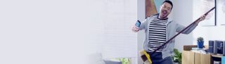 hombre feliz con fondo de inversión