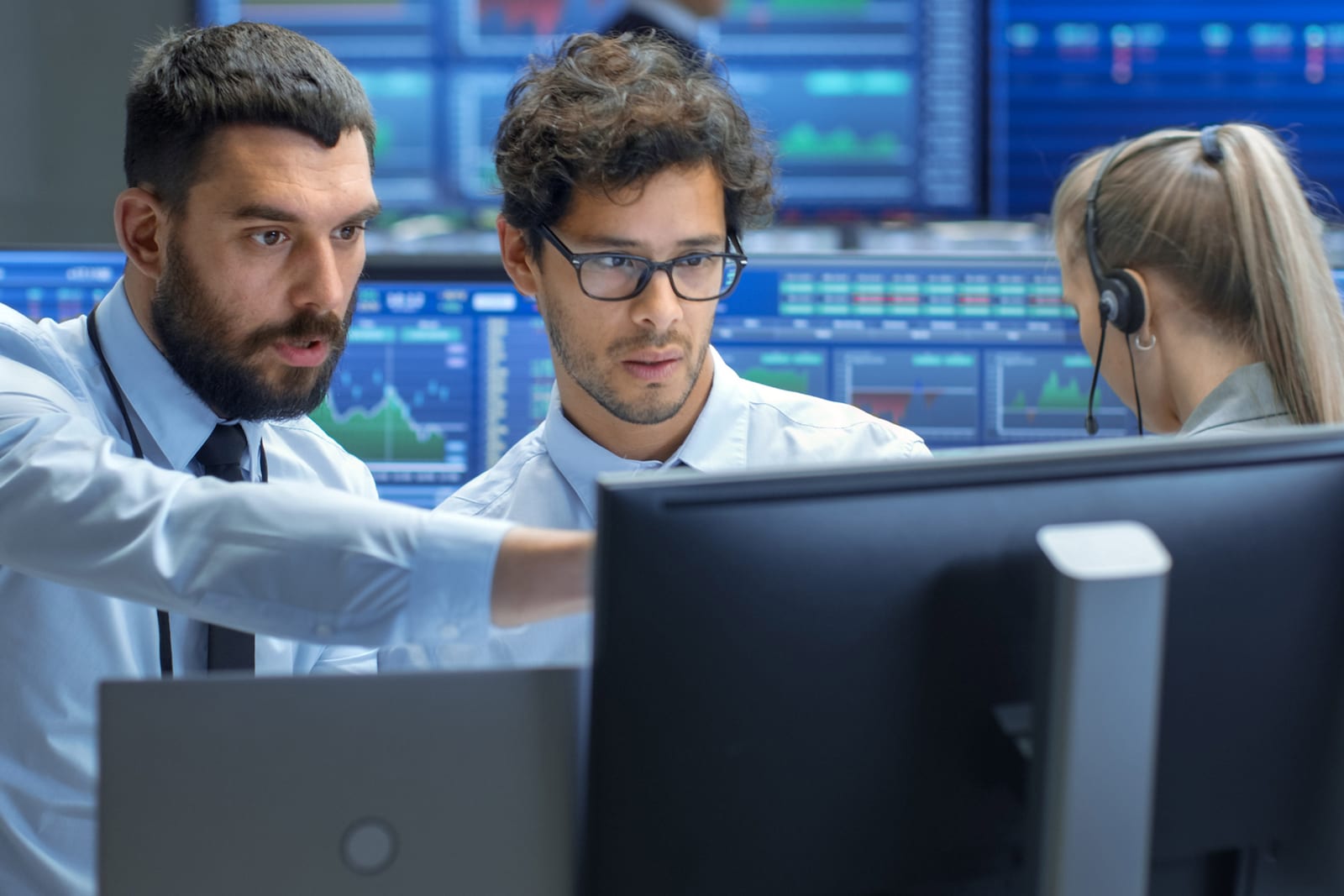personas con banca de inversion empresas y corporaciones